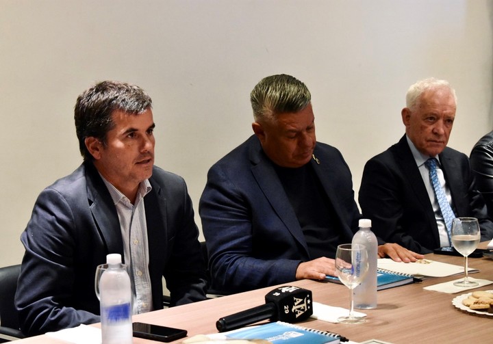 Francisco Duarte, CEO de la Liga Profesional, el presidente de AFA, Claudio Tapia, y el secretario general Víctor Blanco.