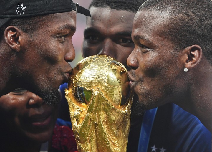 Mathias Pogba junto a Paul -y su otro hermano Florentin- besando la Copa del Mundo de Rusia 2018. (EFE/EPA/PETER)