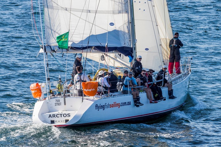 El Flying Fish Arctos navega mar adentro tras la salida de la regata Sidney to Hobart en Sidney, el jueves 26 de diciembre de 2024. (Carlo Borlenghi/Rolex vía AP)