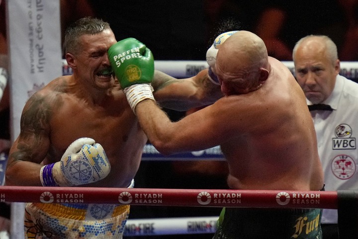 La revancha entre Oleksandr Usyk y Tyson Fury servirá como banco de prueba para el denominado Cuarto Juez, un sistema basado en inteligencia artificial. Foto: Francisco Seco / AP.