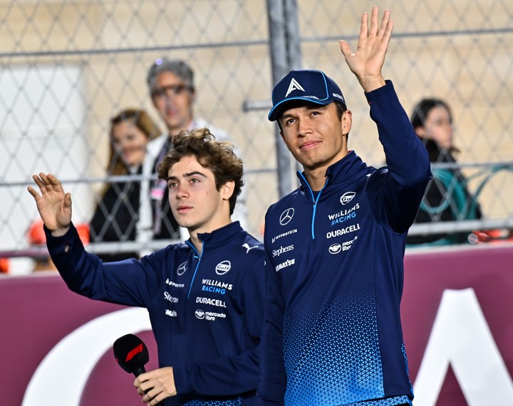 Alexander Albon le hizo el aguante a Franco Colapinto, su compañero en Williams. Foto: EFE / EPA / NOUSHAD THEKKAYIL.