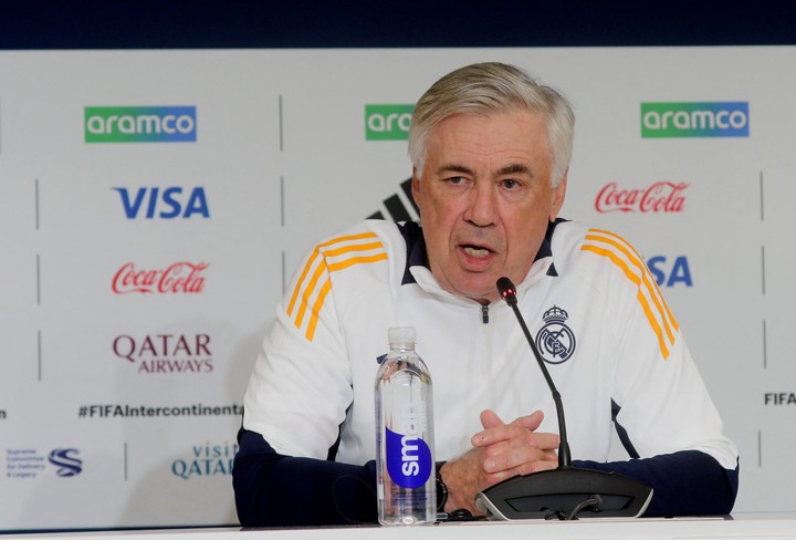 Carlo Ancelotti no le quita el ojo de encima al presente de Nico Paz. (REUTERS/Ibraheem Abu Mustafa)