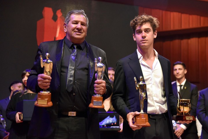 Beto Martínez y Franco Colapinto y los premios que recolectaron en los Olimpia. Foto: Leonardo Zavattaro / CPD