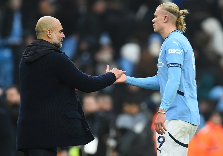 Josep Guardiola saluda a Erling Haaland, quien falló un penal en el partido ante Everton. Foto: Peter Powell / EFE / EPA.