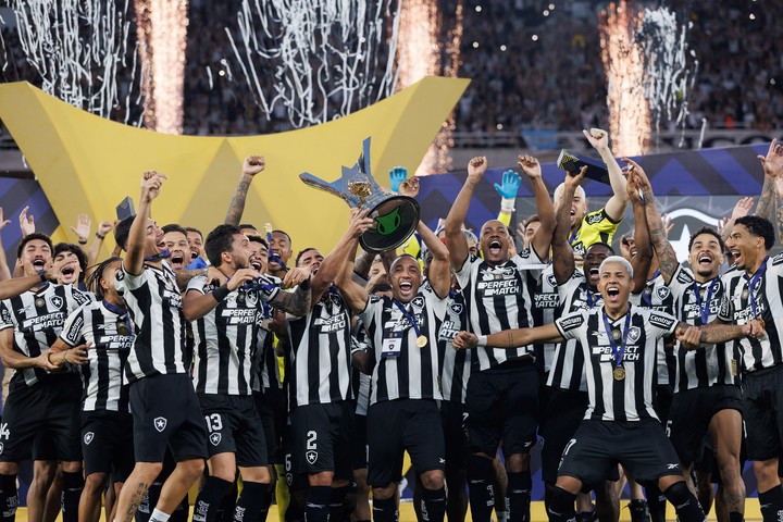 Los jugadores de Botafogo festejan el título local, una semana después de alcanzar la gloria en el Monumental. Foto: Xinhua / Claudia Martini.