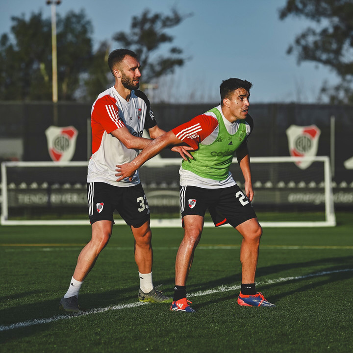 Pezzella y Acuña, dos campeones del mundo que no terminaron de ordenar la defensa de River.