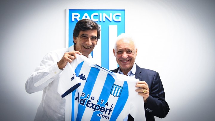 Gustavo Costas, en su presentación como DT de Racing, junto al ex presidente Blanco.