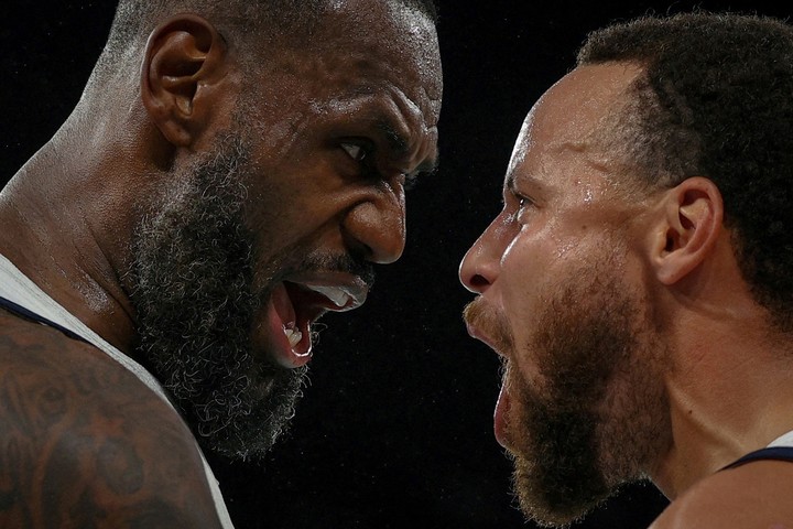 La rivalidad de LeBron con Curry es una de las más espectaculares en la historia de la NBA. En el seleccionado norteamericano son compañeros.
Foto: Reuter