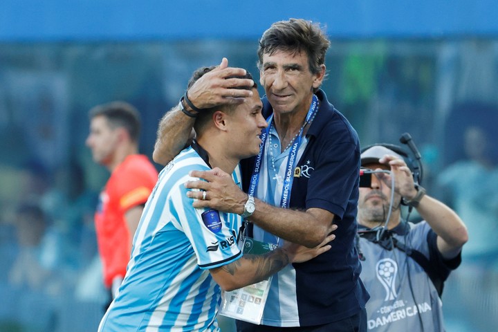 Juanfer Quintero junto a Gustavo Costas. (EFE/ Mauricio Dueñas Castañeda)