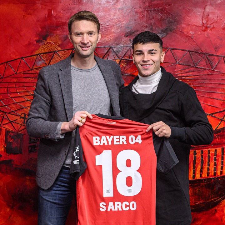 Alejo Sarco posa junto a Simon Rolfes, director deportivo de Bayer Leverkusen. Foto: Bayer Leverkusen.