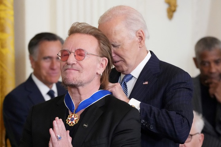 Bono recibe la medalla de manos de Biden. Foto: Reuters