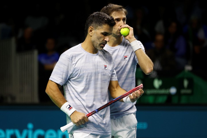 Máximo González, junto a Andrés Molteni ante Italia en los cuartos de final de la Copa Davis ante Italia, en septiembre pasado. Foto: EFE/Jorge Zapata