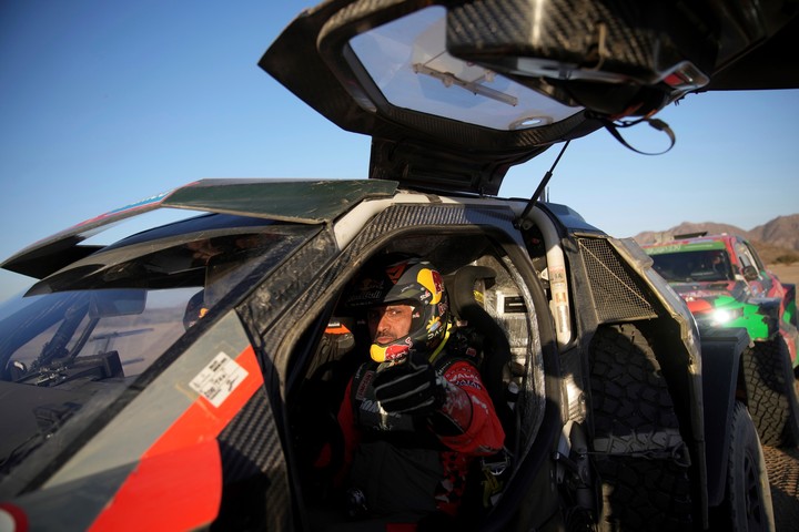 Un clásico: Nasser Al-Attiyah, llegando al bivouac luego de la segunda etapa.
Foto: AP 