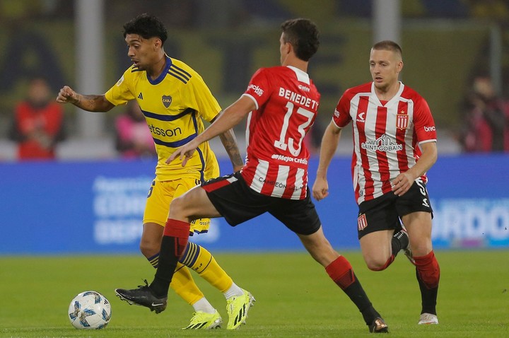 Cristian Medina enfrentando a Estudiantes de La Plata con Boca. (Diego Lima / AFP)