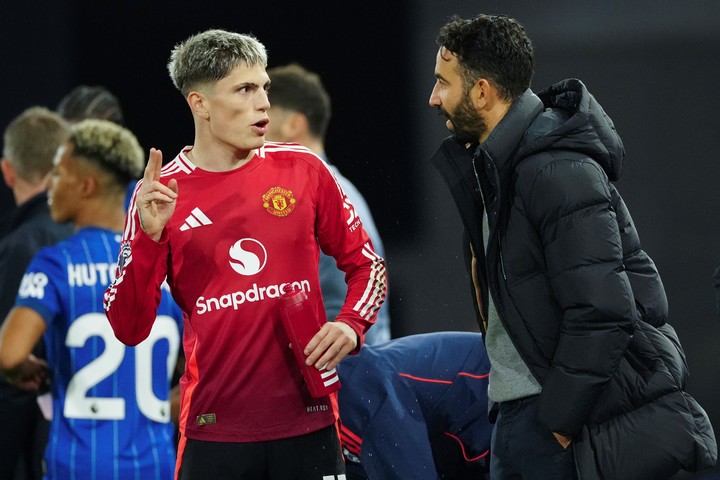 Alejandro Garnacho junto a Ruben Amorim, su nuevo entrenador. (AP Photo/Dave Shopland)