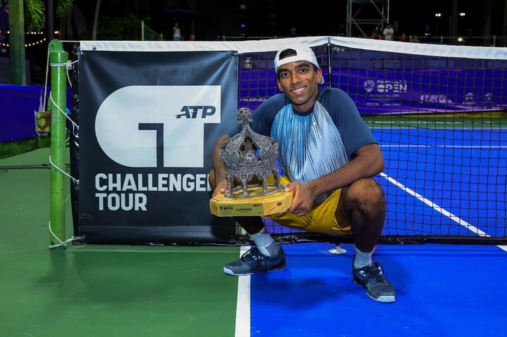 Basavareddy y su trofeo del Challenger de Puerto Vallarta, el segundo que ganó en 2024. Foto Instagram @nishesh05