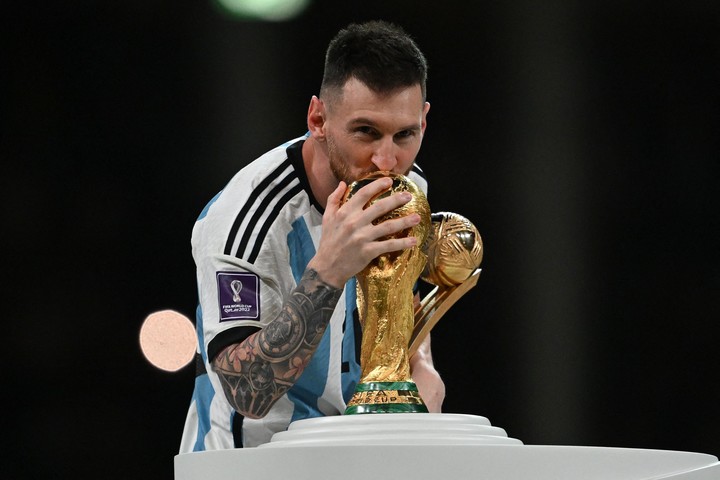 Lionel Messi al conseguir el Mundial de Qatar 2022 con la Selección Argentina. (Photo by Paul ELLIS / AFP)