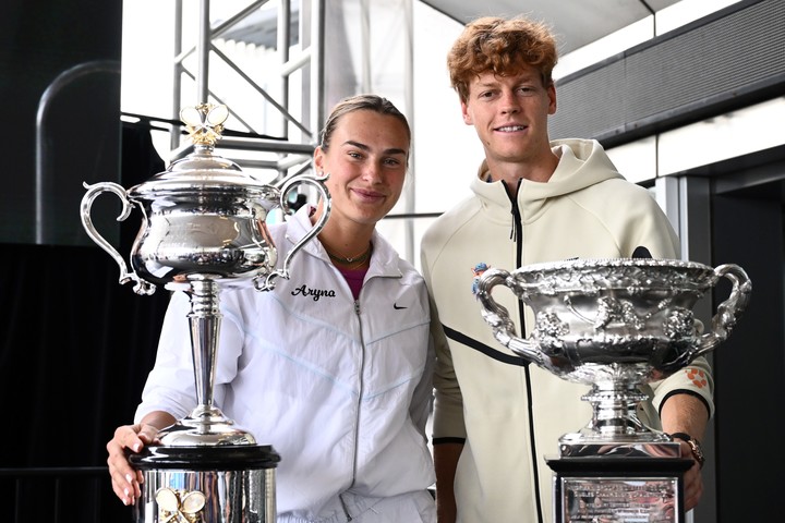 Sabalenka y Sinner, los números 1 del mundo, quieren defender sus coronas. Foto EFE/EPA/JOEL CARRETT