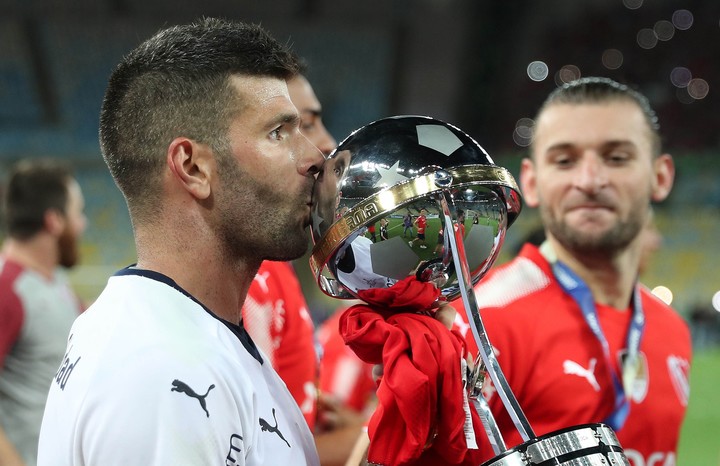 Emmanuel Gigliotti besando el trofeo de la Copa Sudamericana que conquistó Independiente. (EFE/Marcelo Sayao)