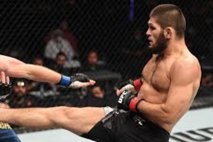 Grandes estrellas de la UFC. Khabib Nurmagomedov y la agresividad de su patada. Campeón mundial de  UFC peso ligero. Se retiró en 2021 invicto en 29 peleas.