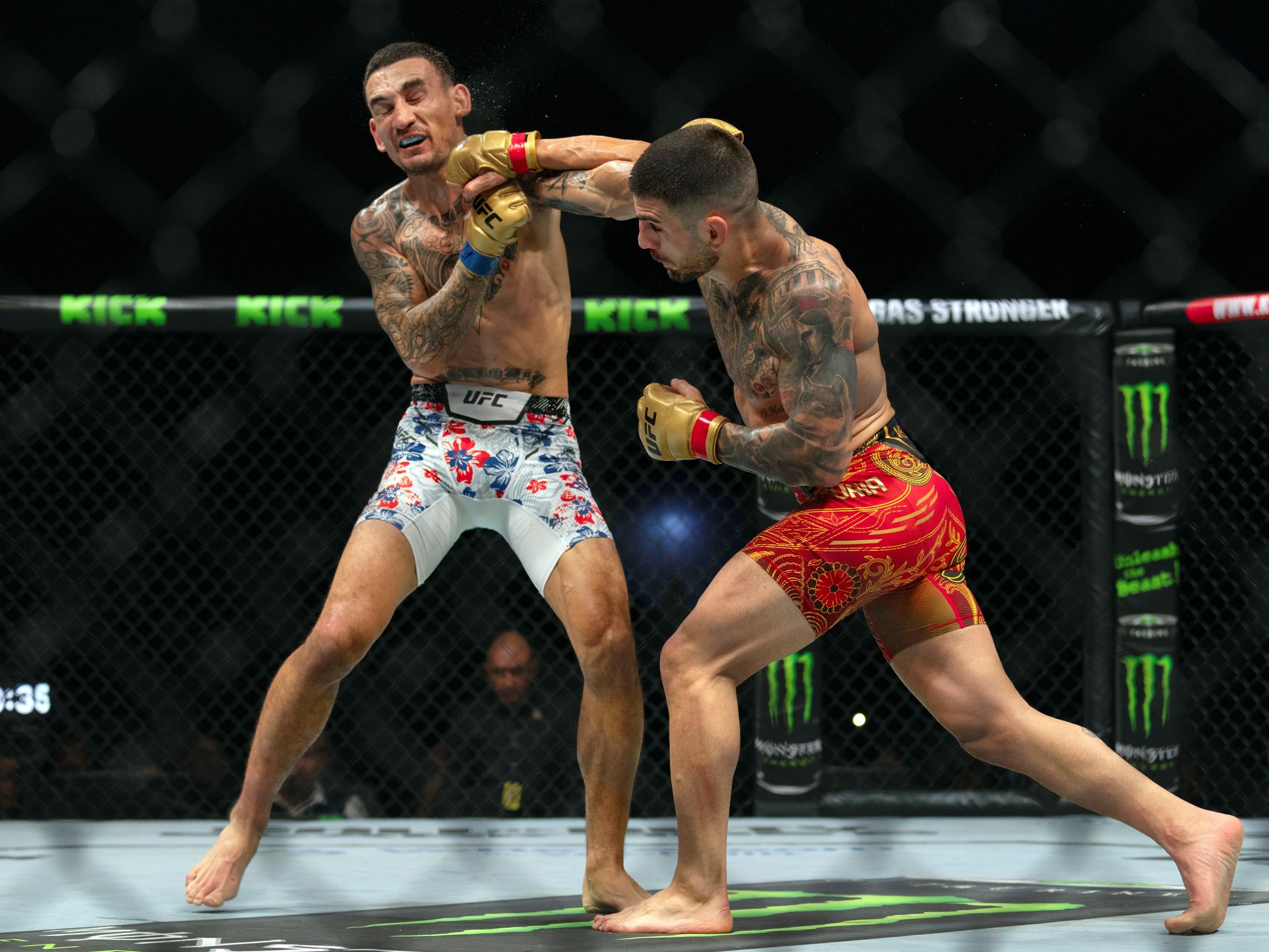 El campeón pluma Ilia Topuria venciendo a Max Holloway el 26 de octubre de 2024 en  Abu Dhabi, Emiratos Árabes. (AP Photo/ Altaf Qadri).