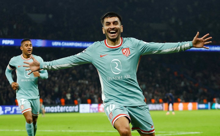 Ángel Correa festeja el gol que le dio la victoria a Atlético de Madrid sobre París Saint-Germain en el Parque de los Príncipes. Foto: Christian Hartmann / Reuters.