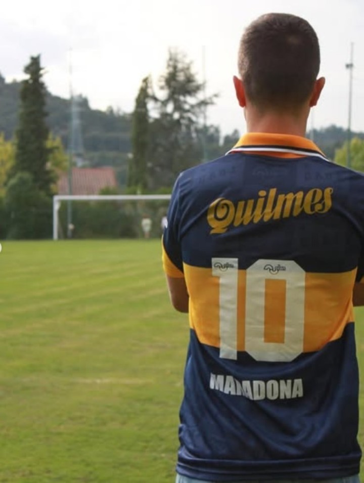 Con una réplica de la camiseta que usó Maradona en 1996 en Boca.