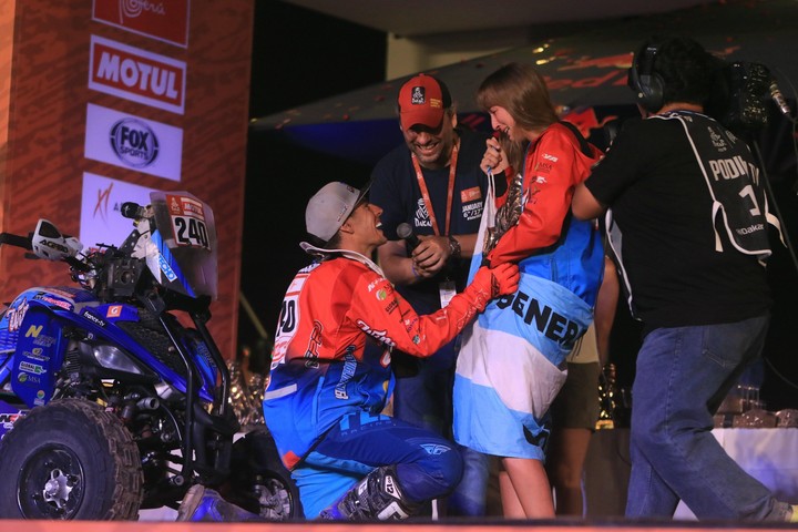 El momento en que Nicolás le pide casamiento a su novia Valentina, en el cierre del Dakar de 2019, en Perú. (EFE)