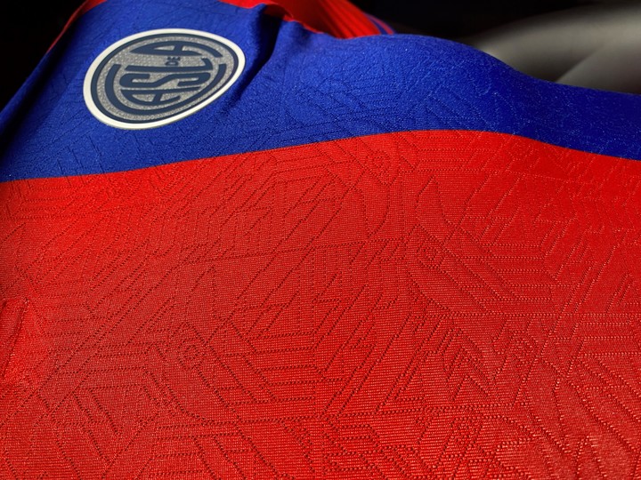 La nueva camiseta de San Lorenzo para el 2025, con l detalle del cuervo en la tela.