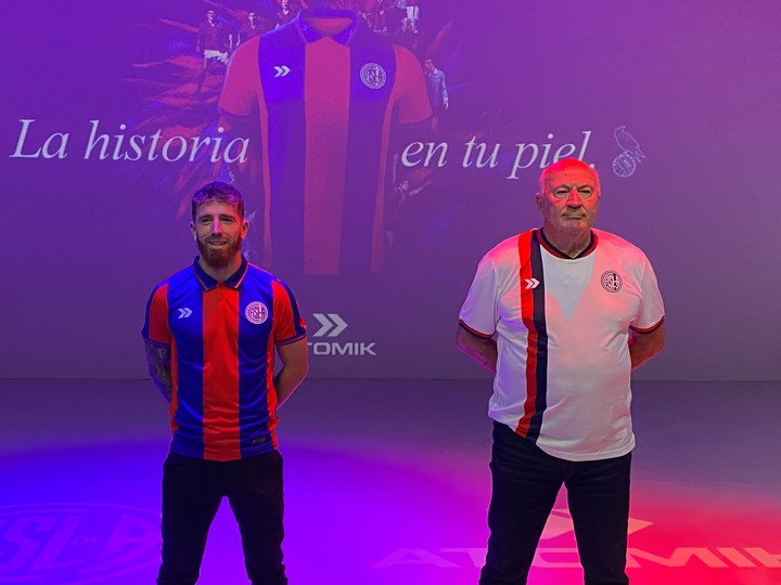 La nueva camiseta de San Lorenzo para el 2025 en la piel de Munia y el Gringo Scotta.