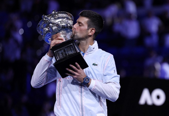 Novak Djokovic y décimo trofeo en Australia, hace dos años. ¿Podrá repetir en 2025? Foto: REUTERS / Loren Elliott.