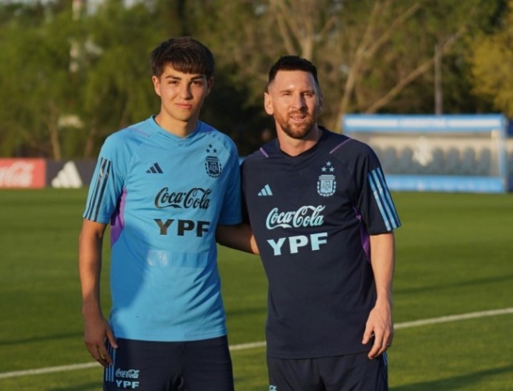 Valentino Acuña posa junto a Lionel Messi en el predio de la AFA. 