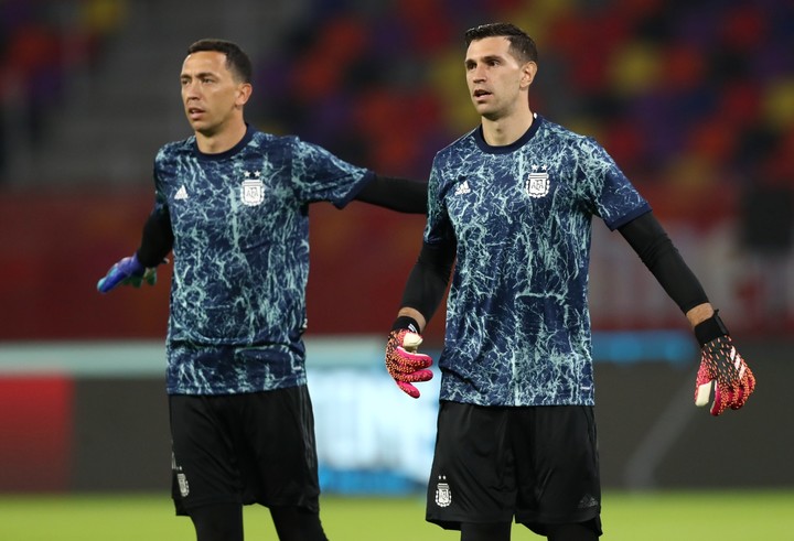 Agustín Marchesín junto a Emiliano Martínez en la antesala de un partido del seleccionado argentino ante Chile en Santiago del Estero. Foto: Agustín Marcarian / Reuters.