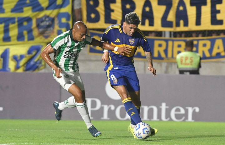 Carlos Palacios y su primera vez con la camiseta de Boca. Foto: Sebastián Granata.