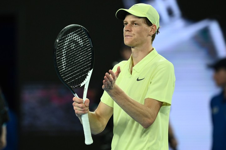 Jannik Sinner celebra tras vencer a Marcos Giron. Foto: Joel Carrett / EFE / EPA.