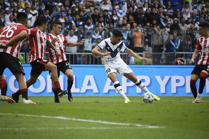 Alejo Sarco jugó nueve partidos en la Primera de Vélez y marcó un gol ante Estudiantes en la final de la Copa de la Liga 2024. 
Foto Federico Chara