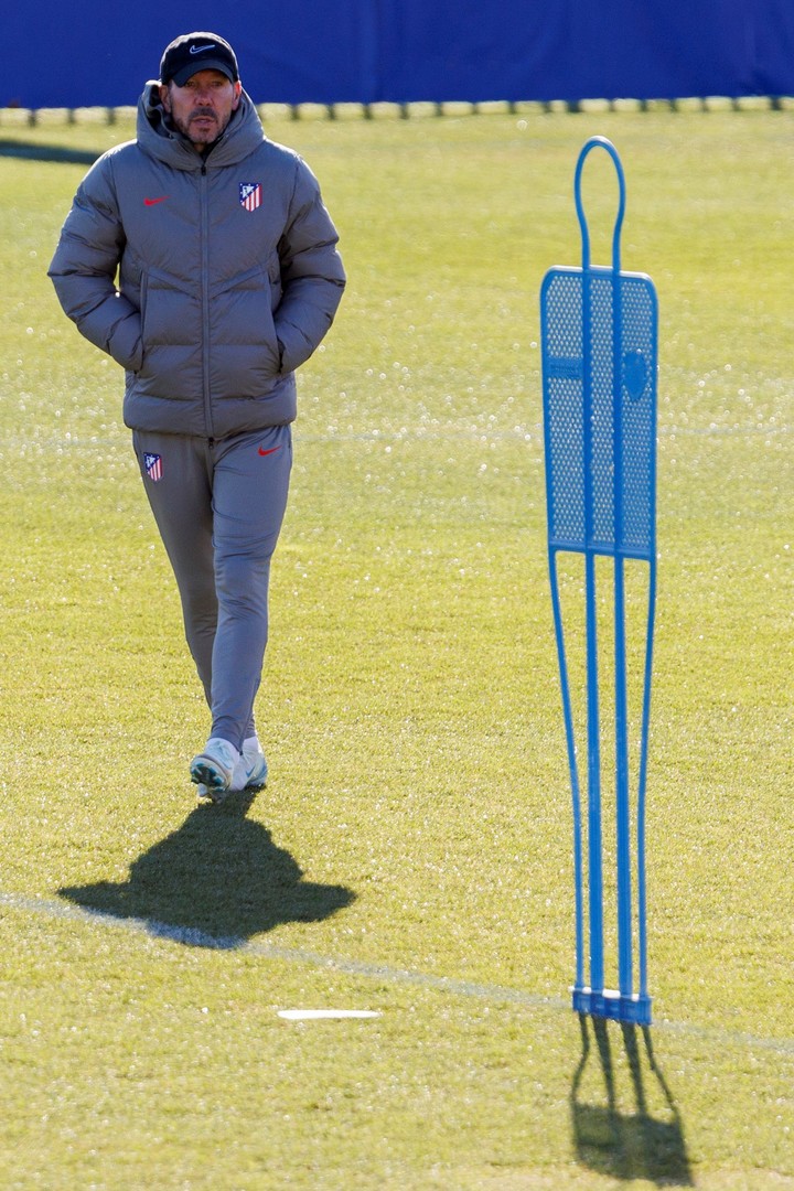 Diego Simeone observa los movimientos de sus jugadores durante el entrenamiento previo al partido del sábado contra Leganés. Foto: Sergio Pérez / EFE.