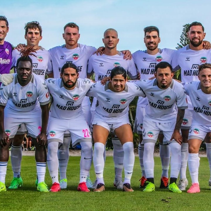 El equipo de Miami United, vestido de blanco para recibir a Fortaleza.