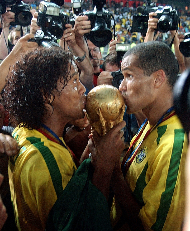 Ronaldinho y Rivaldo, campeones en 2002. Foto: AP Photo/Luca Bruno.