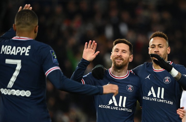 Mbappé, Messi y Neymar, la sociedad que no pudo brillar a la altura de lo esperado en el PSG. Foto: FRANCK FIFE / AFP.