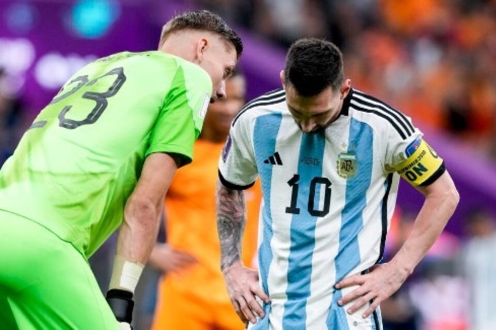 El cara a cara entre Noppert y Messi durante la tanda de penales de Países Bajos vs Argentina en Qatar 2022.