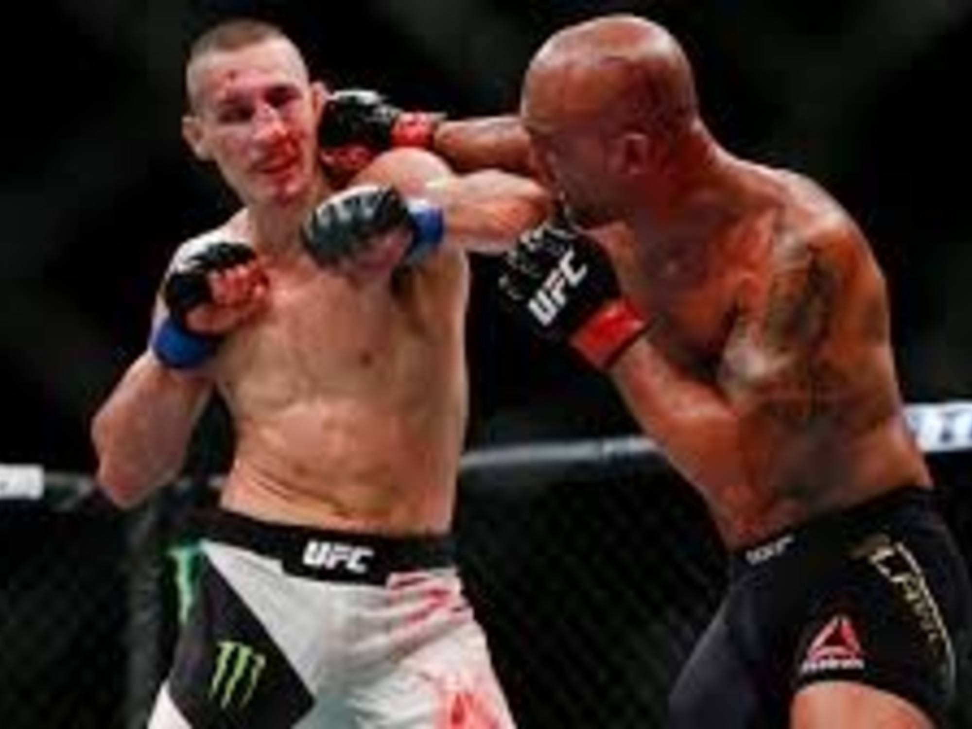 Grandes peleas de todos los tiempos en UFC. Robbie Lawler (derecha) vs Rory MacDonald. 