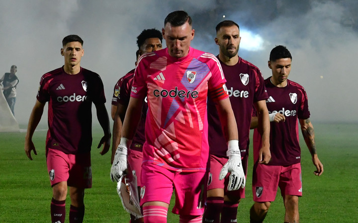 Franco Armani y parte del plantel de River post empate ante Platense. 
(MARCELO CARROLL)