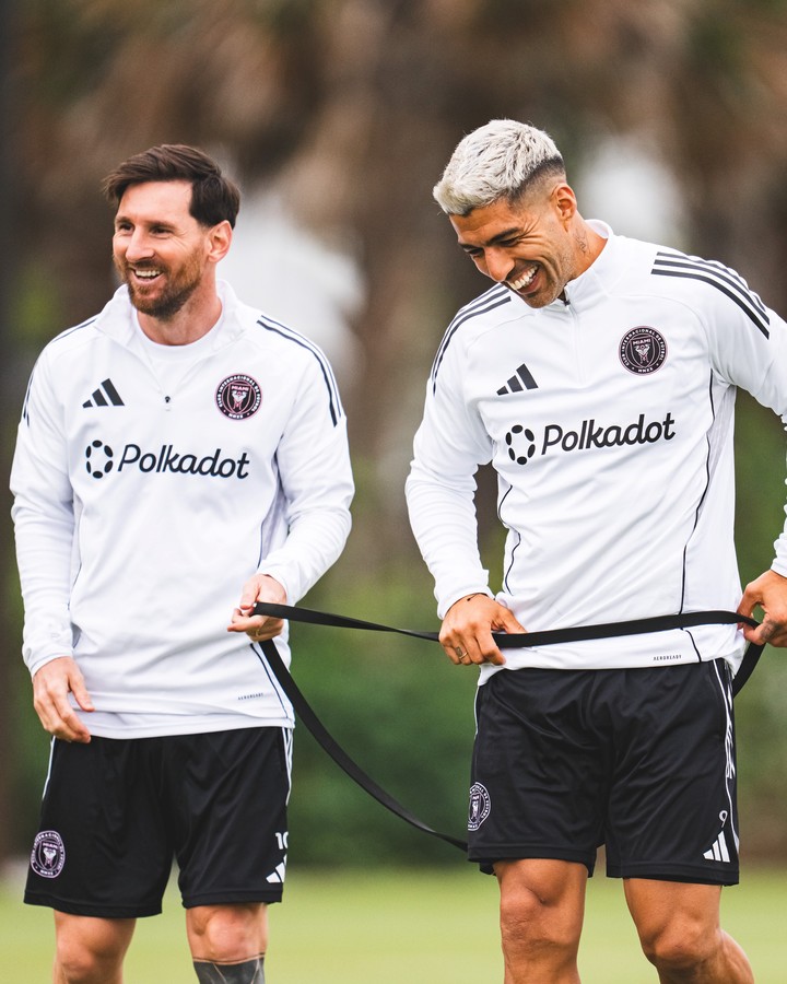 Lionel Messi junto a Luis Suárez durante la primera jornada de entrenamiento de 2025 del plantel de Inter Miami. Foto: Inter Miami CF.