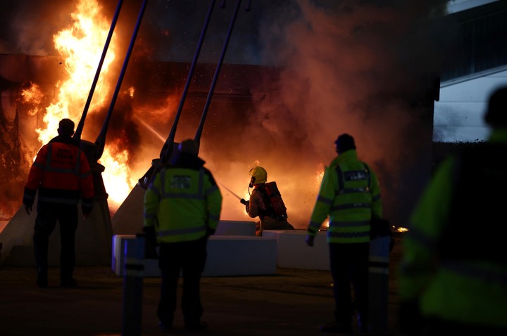 El incendio en la previa del partido en el Etihad Stadium.
Foto: EFE