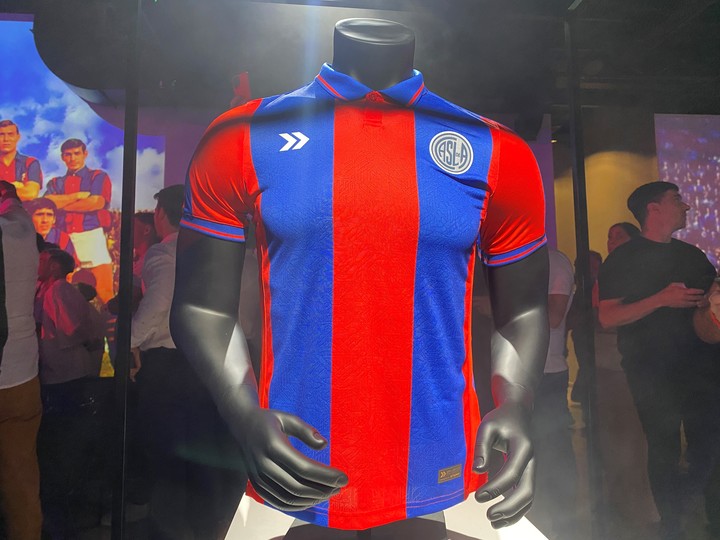 La nueva camiseta de San Lorenzo para el 2025.