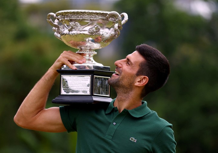 Novak Djokovic conquistó su décimo título del Abierto de Australia en 2023, un año después de haber sido deportado de ese país por no vacunarse contra el COVID-19. Foto de Reuter