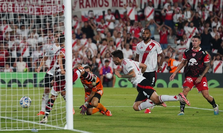 Palomita y gol para Montiel ante Instituto. Foto: Marcelo Carroll