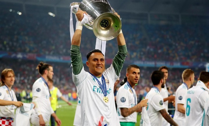 Keylor Navas con el trofeo de una de las Champions League que conquistó con el Real Madrid.