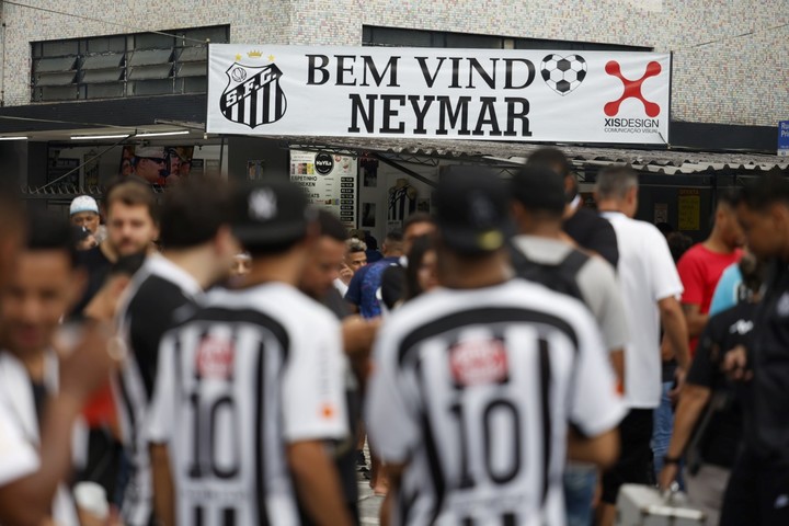 Aficionados de Santos llegan al estadio Vila Belmiro este viernes para recibir a Neymar. Foto: EFE/ Guilherme Dionizio